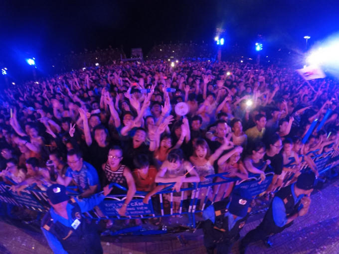 Wang trần l&ocirc;i k&eacute;o kh&aacute;n giả nước ngo&agrave;i h&aacute;t nhạc việt trong đ&ecirc;m nhạc EDM Festival
