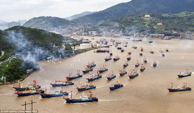 Các tàu đánh cá Trung Quốc đồng loạt ra khơi (Ảnh: REX)