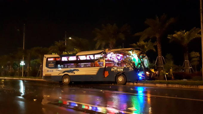 Cú tông mạnh khiến đầu xe khách nát bét.