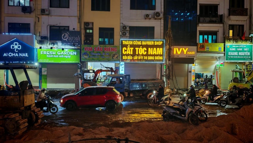 Đơn vị thi công không có biện pháp khiến cho nước chảy ra đường làm bùn đất bao kín mặt đường giao thông.