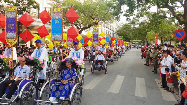Ngọc H&acirc;n, Thanh T&uacute; rạng rỡ trong đo&agrave;n lễ rước t&ocirc;n vinh nghệ nh&acirc;n, l&agrave;ng nghề