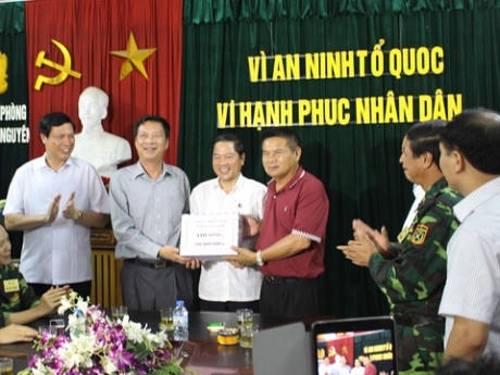 Lãnh đạo Quảng Ninh trực tiếp tới Hải Phòng thưởng nóng Ban chuyên án. (Ảnh: báo An ninh Hải Phòng)