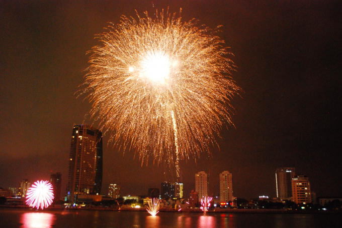 Lựa chọn những bài hát có tiết tấu nhanh, vui nhộn, đội pháo hoa Áo gây ấn tượng ngay từ đầu.