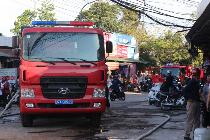 Nhiều xe cứu hỏa được điều động đến hiện trường tham gia chữa cháy.