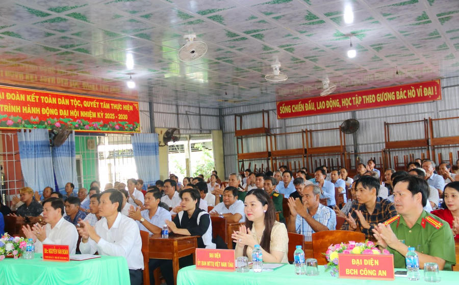 Đại diện Ủy ban MTTTQ Việt Nam tỉnh, lãnh đạo xã Đa Bạc cùng các cử tri tham dự Hội nghị.
