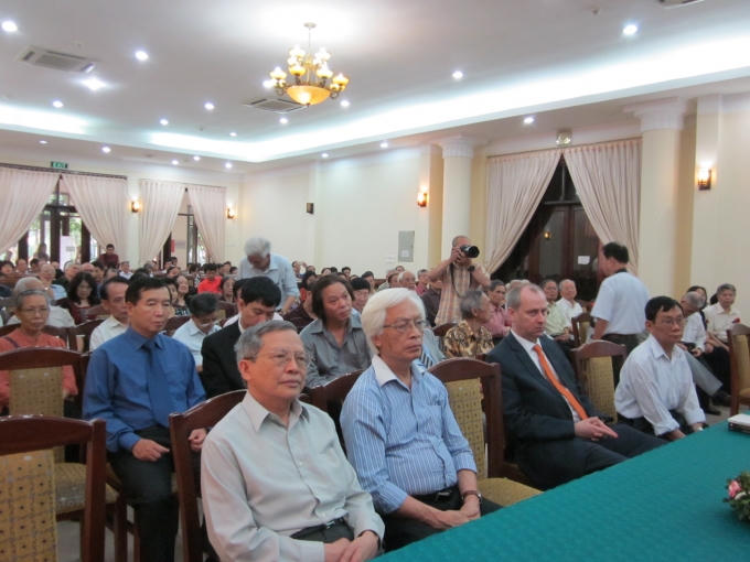 GS TS Chu Hảo (người thứ hai từ trái sang) cùng các vị khách quý tới dự lễ tưởng niệm.