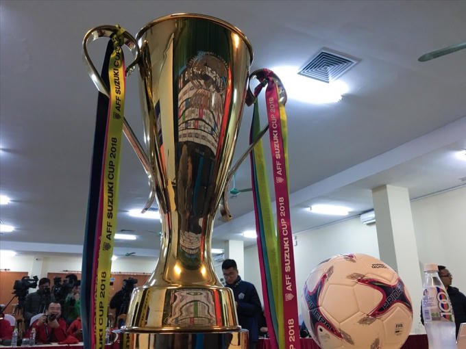 Chiếc cúp vàng được chạm trổ tinh xảo có khắc logo của Liên đoàn bóng đá Đông Nam Á (AFF - Asean Football Federation).