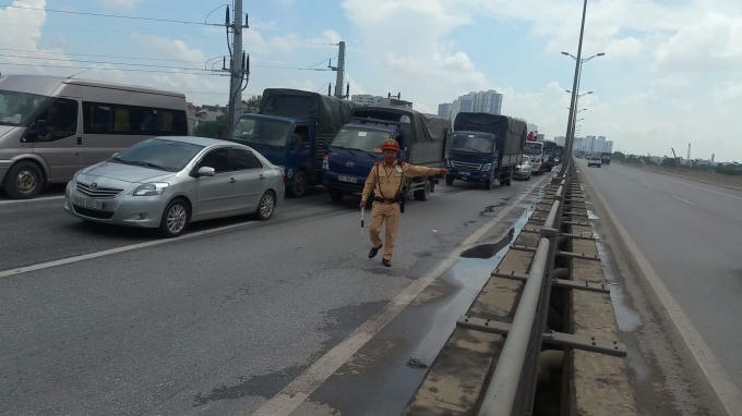 Lực lượng chức năng có mặt kịp thời bảo vệ hiện trường cũng như phân làn giao thông...