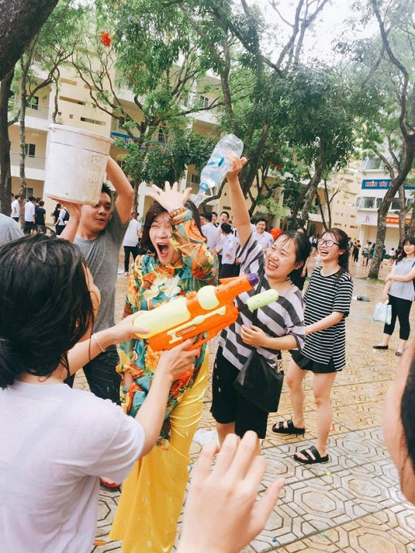 Cô không ngại ướt đẫm khi cùng học trò chơi té nước. Cô giáo mong rằng đây sẽ là một kỷ niệm đáng nhớ với học trò lớp 12.