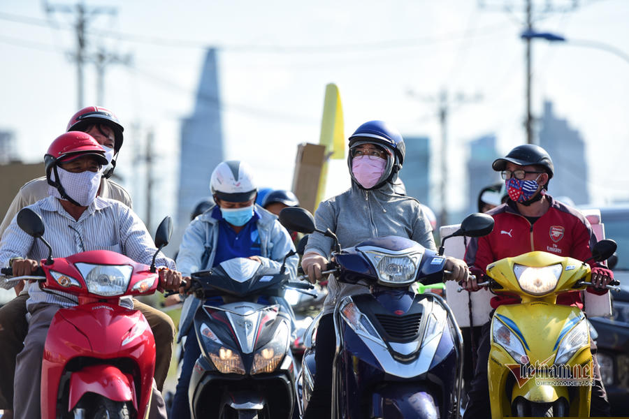 Người dân đội nắng chờ đèn đỏ qua ngã tư Trần Não - Lương Định Của, quận 2 trưa 8/5