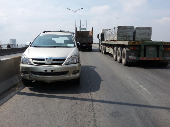 Chiếc ô tô xoay 180 độ trên cầu Phú Mỹ.