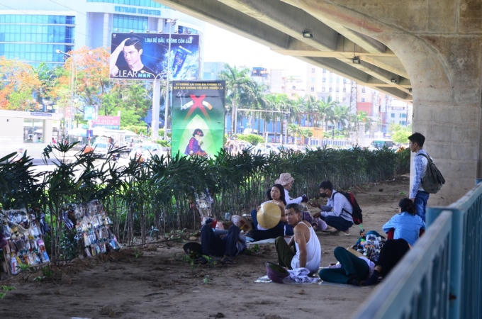 Nắng nóng khiến cuộc sống của người dân đảo lộn.