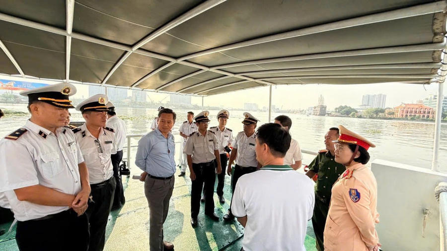 Đoàn kiểm tra tại bến thủy nội địa TP HCM.