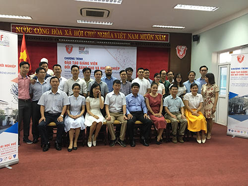 Các cán bộ, giảng viên chụp ảnh kỉ niệm