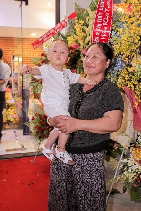 Su Hào và bà nội.