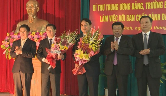 Lãnh đạo tỉnh Nghệ An tặng hoa chúc mừng ông Hồ Đức Phớc và Nguyễn Đắc Vinh đảm nhiệm chức vụ mới.