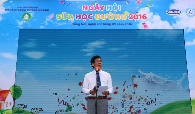 Ông Nguyễn Hồng Sinh- Giám đốc Kinh doanh toàn quốc của Vinamilk chia sẻ kinh nghiệm gần 10 năm triển khai thực hiện chương trình Sữa học đường tại ngày hội.
