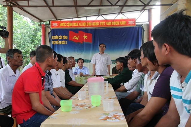 Lãnh đạo tỉnh gặp gỡ các ngư dân có hành động dũng cảm cứu người. (Ảnh: Dân Trí)