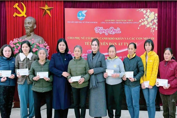 Hằng năm, Công ty Cổ phần thương mại Hoàng Long, phường Nam Định đều tổ chức trao tặng quà cho phụ nữ có hoàn cảnh khó khăn trên địa bàn dịp Tết Nguyên đán.
