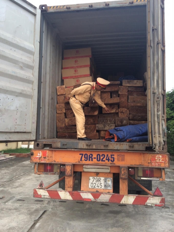 Lực lượng chức năng kiểm tra lô hàng.