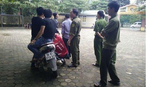 Lực lượng công an có mặt tại hiện trường để điều tra sự việc.