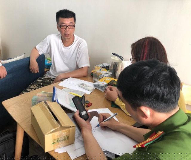 Cơ quan công an lấy lời khai của Chiu Hao Cheng (áo trắng).