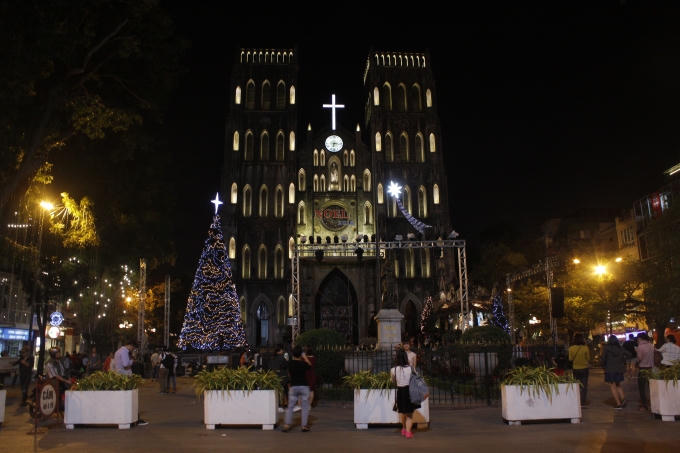 Rất đông người dân cũng đổ về Nhà thờ Lớn để cùng chụp ảnh trước đêm Giáng sinh.