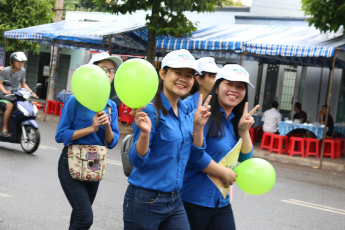 Các em sinh viên hào hứng tham gia chương trình “Ngày Đi bộ vì Môi trường”.