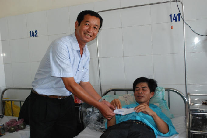 Đại diện chính quyền động viên vị tổ trưởng dũng cảm ngăn tên cướp.