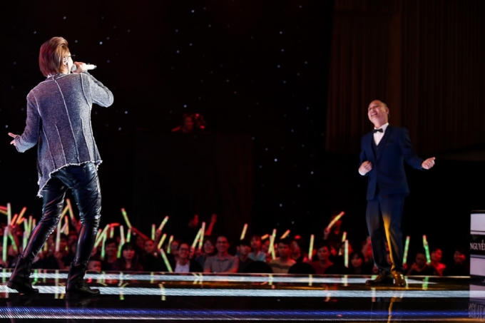 và chạy lên sân khấu nhún nhảy theo điệu nhạc của Vicky Nhung.