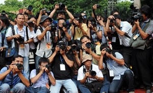 Làm vợ nhà báo cũng hết sức can đảm (ảnh internet).