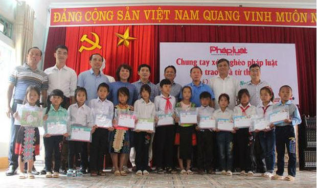 Đoàn công tác Báo PLVN thực hiện chương trình Chung tay xóa nghèo pháp luật tại Điện Biên.