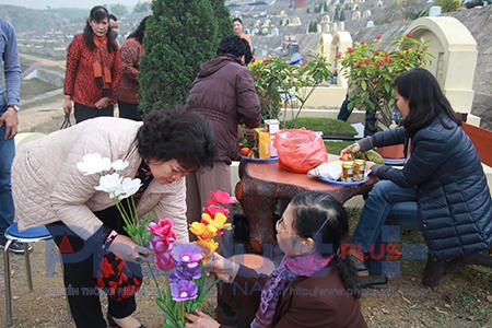 Bằng các lễ nghi như hương, đăng, hoa, quả, bánh trái, nhang, đèn, thức ăn, đồ uống,... tùy thuộc vào điều kiện của mỗi nhà mà thắp hương cúng tế trước khi bắt tay vào đắp mộ.