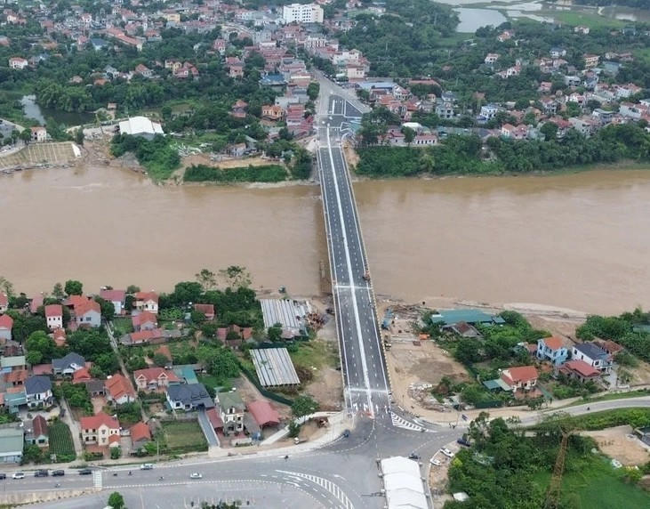Cầu Phong Châu mới được xây dựng sau vụ sập cầu vào tháng 9/2024 do ảnh hưởng của bão Yagi.