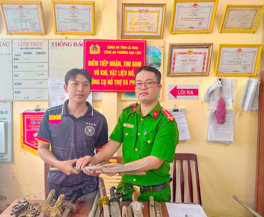 Ông Kha Thanh Hoài (SN 2006, ngụ khóm 23, phường Bạc Liêu) tự nguyện đến Công an phường Bạc Liêu giao nộp dao tự chế sau khi được tuyên truyền, vận động.