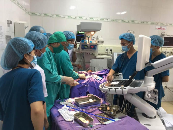 Các bác sĩ khoa Sơ sinh - BV Sản nhi Quảng Ninh đã cấp cứu thành công bé mới sinh mắc tim bẩm sinh phức tạp. Ảnh: BVCC