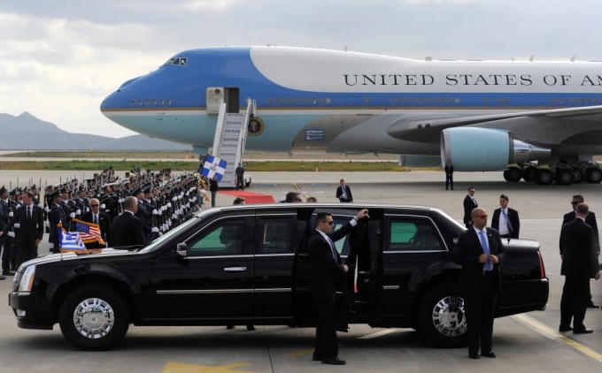 Mật vụ Mỹ đứng cạnh xe limousine bảo vệ Tổng thống Obama ở sân bay quốc tế Eleftherios Venizelos, Athens. (Ảnh: Reuters)