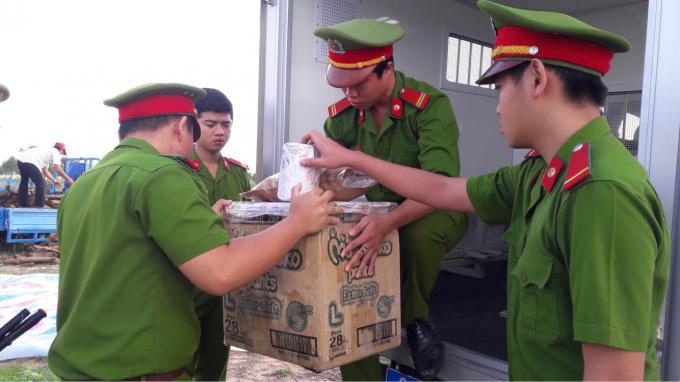 Lực lượng công an mang tang vật tới nơi tiêu hủy