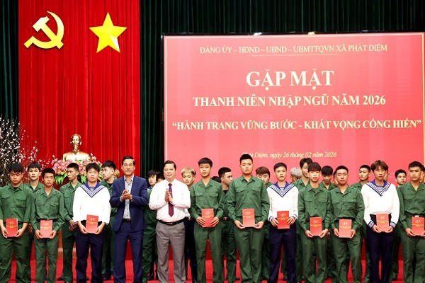Lãnh đạo xã Phát Diệm tặng quà động viên các tân binh.