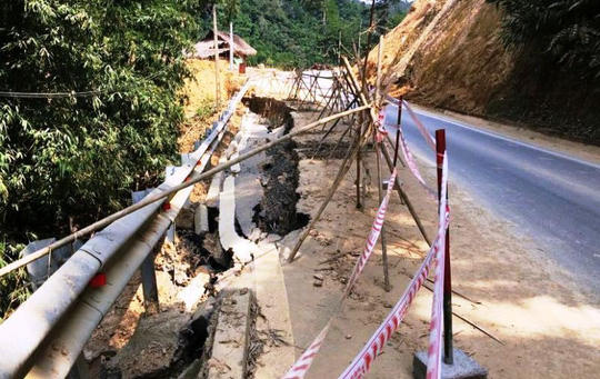Quốc lộ 217 sụt lún, sạt lở nghiêm trong do trận mưa lũ lịch sử đầu tháng 10-2017 vừa qua