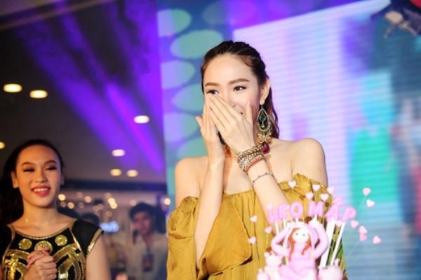 Minh Hằng xúc động khi được fan hát tặng sinh nhật.