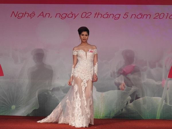 Nguyễn Thị Thơm thật lộng lẫy tỏa sáng trong bộ đầm dạ hội đuôi cá.