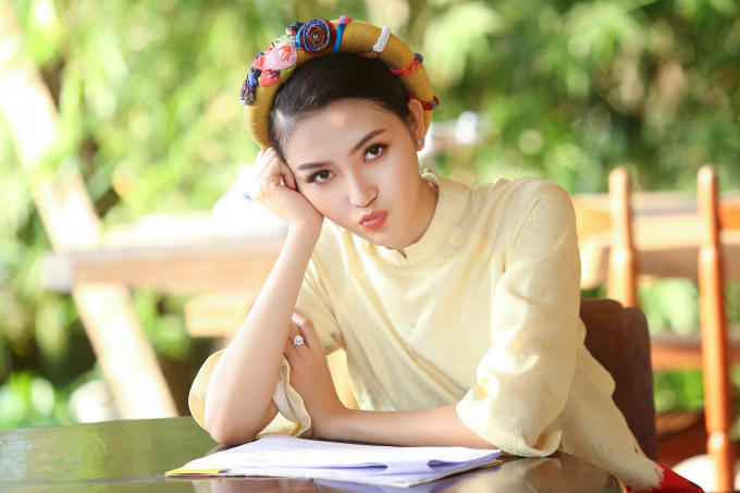 Hoa hậu Ngọc Duyên mặc áo dài rực rỡ tất bật chạy show cuối năm