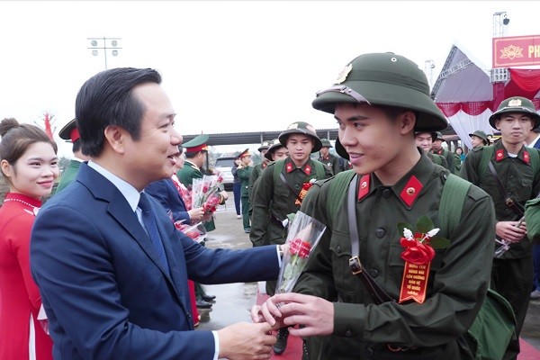 Ông Phạm Quang Ngọc, Ủy viên Ban Chấp hành Trung ương Đảng, Phó Bí thư Tỉnh ủy, Chủ tịch UBND tỉnh Hưng Yên, Chủ tịch Hội đồng Nghĩa vụ quân sự tỉnh tặng hoa các thanh niên lên đường làm nhiệm vụ xây dựng và bảo vệ Tổ quốc.