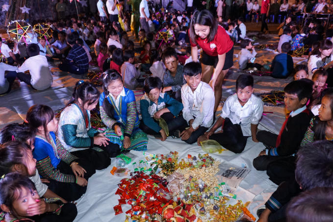 Phá cỗ Trung Thu đơn giản mà ý nghĩa.