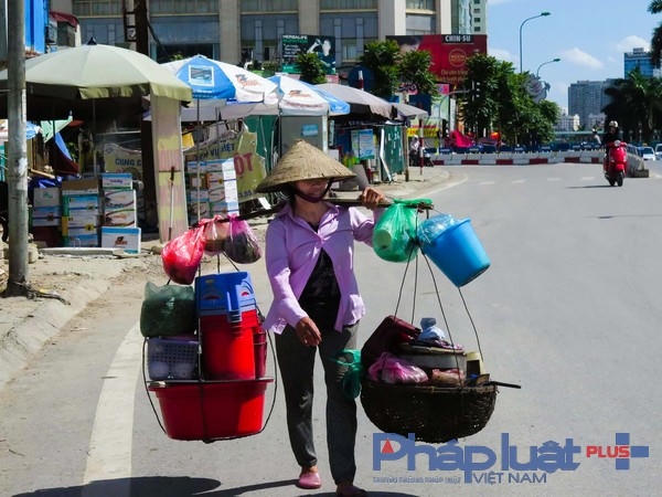 Cuộc sống mưu sinh với gánh hàng rong nay thêm vất vả vì thời tiết oi bức.