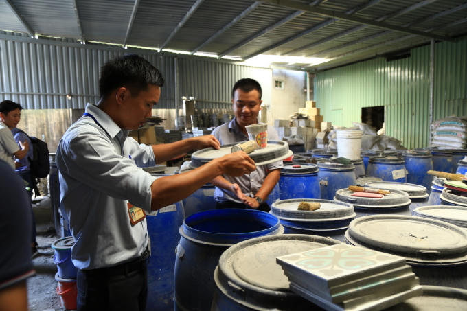 Lực lượng chức năng tiến hành kiểm tra khu sản xuất của Công ty Gạch Châu Phát.