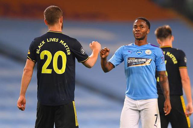Màn đập tay giữa Mustafi và Sterling sau khi trận đấu kết thúc