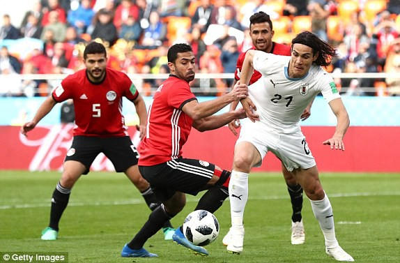 Cavani (phải, Uruguay) bị hậu vệ của Ai Cập đeo bám như hình với bóng. Ảnh: Getty Images