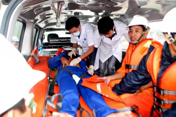 Một ngư dân bị nạn trên biển được bác sĩ và tàu SAR đưa vào bờ.
